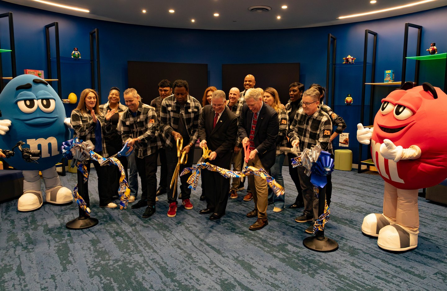 Mars leadership team members and New Jersey representatives celebrate the grand opening of Mars’ Innovation Studio in Hackettstown, NJ.; Credit: Mars, Inc.